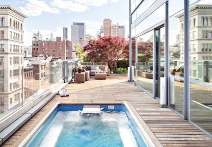 Illustratie voor: Luxe Lijstjes: de 15 Mooiste Zwembaden op een Privé Dakterras