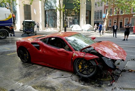 Ferrari 488 Pista rapper Swarmz Londen ongeluk Pure Luxe