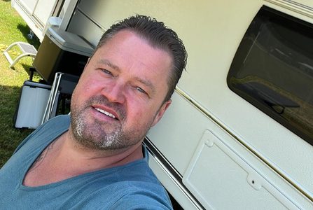 Een selfie van miljonair Frans Duijts voor zijn camper