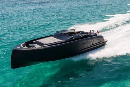 Illustratie voor: Demy de Zeeuw zoekt een koper voor zijn kostbare ‘Balr’-speedboat