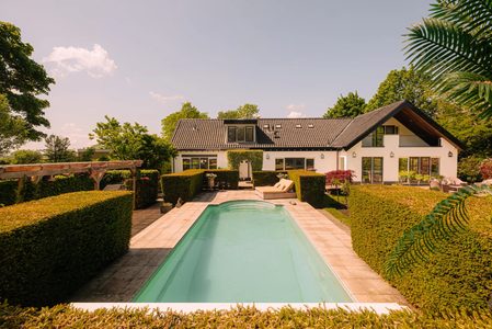 Het zwembad bij de luxe villa in Abcoude
