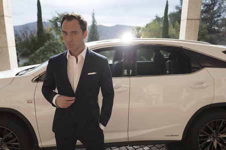 Illustratie voor: Valet-medewerker gaat aan de haal met de Lexus van Jude Law (video)