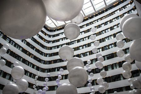 Illustratie voor: Ballonnen en parachutes bij feestelijke officiële opening Hilton Amsterdam Airport Schiphol