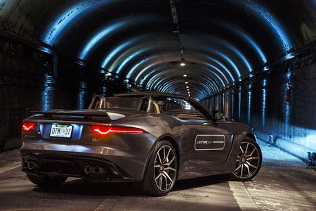 Illustratie voor: JAGUAR F-TYPE SVR geeft oorverdovend uitlaat-concert in Park Avenue-tunnel, New York (video)
