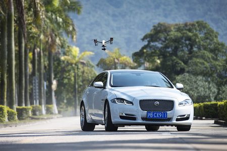 Illustratie voor: Jaguar XJ gaat strijd aan met drone (video)