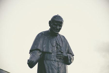 Illustratie voor: Voor 25.000 Dollar Kunt U Kennismaken Met Paus Franciscus