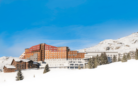 club med alpe d'huez range rover wintersport Pure Luxe