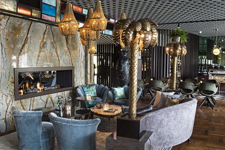 Naast de renovatie van de kamers en The Harbour Club, heeft Apollo Hotel Amsterdam recentelijk restaurantconcept “The Living Room, by Bodon” geïntroduceerd in de voormalige lobbybar. Hier kunnen gasten elkaar ontmoeten in een relaxte sfeer, genietend van toegankelijke gerechten met een Frans cachet, terwijl ze kunnen genieten van de prachtige grachten van Amsterdam. Het design van The Living Room, by Bodon is evenals de Design kamers, suites en lobby extravagant te noemen, met gebruik van materialen als fluweel en leer.