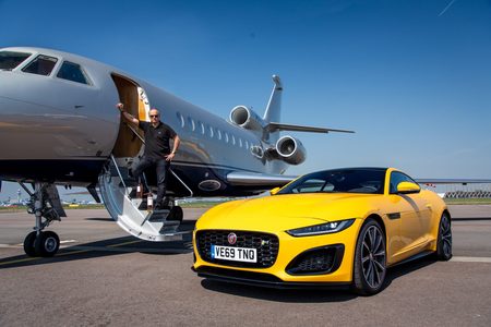 Jaguar F-Type R Falcon 900 privéjet Pure Luxe