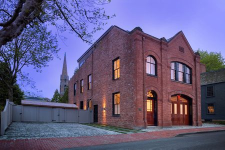 brandweerkazerne huis Newport Sotheby's Real Estate Pure Luxe