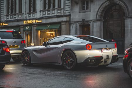 Illustratie voor: Fashion-designer Philipp Plein moet ruim €300.000 betalen voor het gebruik van z’n Ferrari in campagnes