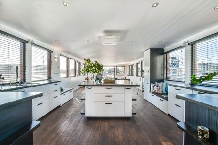 Illustratie voor: Deze Amsterdamse miljoenen-woonboot staat te koop