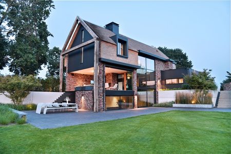 moderne rietgedekte villa