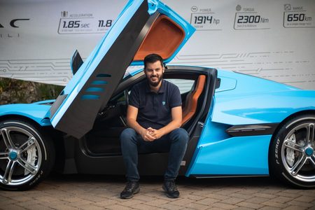 Mate Rimac in zijn Bugatti