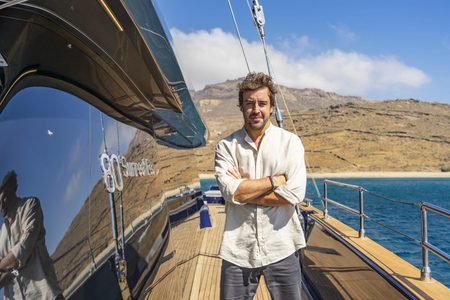Illustratie voor: Formule 1-coureur Fernando Alonso tikt een op maat gebouwde, volledig elektrische catamaran op de kop
