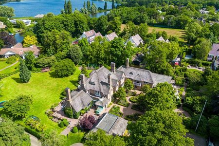 Rijksmonumentaal (dubbel) landhuis 'Hagheweyde' met botenhuis, toegang tot de Kagerplassen, grote garage en gesitueerd op 5.750 m² eigen grond