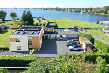 Deze bijzondere villa in Vinkeveen van bijna € 5.000.000 is elke auto liefhebber zijn droom huis