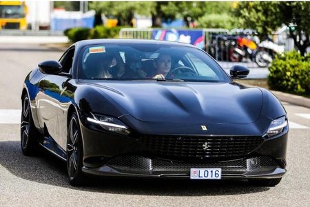 Een bijzondere verschijning op Marktplaats met Ferrari Roma van Charles Leclerc