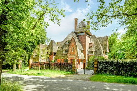Werkelijk uniek vrijstaand landhuis met rietgedekte kap voor €4.750.000