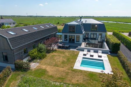 De voorzijde van de villa van Fajah Lourens in Purmerland