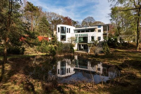 Hedendaags Hightech kasteel