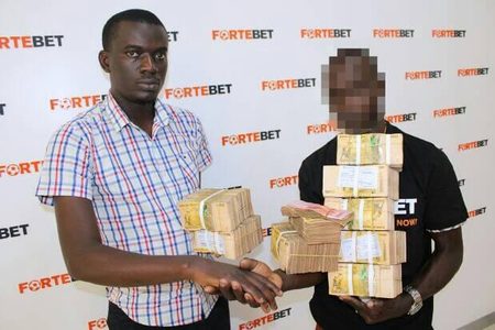 Man wint 100 miljoen Nigeriaanse naira met gestolen geld, vriendin eist 40 miljoen terug
