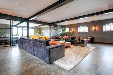 Woonboerderij met showroom voor unieke oldtimers te koop