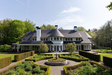 De voormalige villa van Dennis Bergkamp in Blaricum