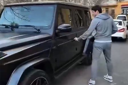 Abdukodir Khusanov neemt zijn Mercedes G-Klasse in ontvangst