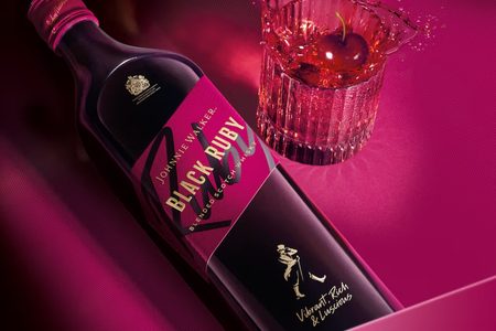 Een fles Johnnie Walker Black Ruby met daarnaast een bijbehoren de cocktail