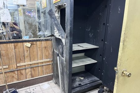 Het gat in de muur waar de inbrekers in Los Angeles uitkwamen