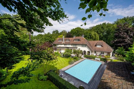 De prachtige villa van Jaap van Zweden in Blaricum met uitzicht op het zwembad