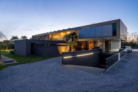 Miljonairsweduwe Moniek Voormolen geeft in totaal maar liefst € 5,55 miljoen korting op waanzinnige Vinkeveense villa