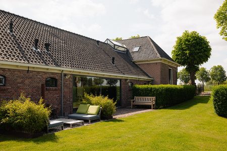 De miljoenenvilla aan de Amsterdamse Ouderkerkerdijk heeft de A2 praktisch in de achtertuin