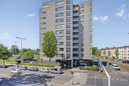 Het appartement van voormalig Nederlands Elftal-voetballer Romeo Castelen gaat naar de veiling