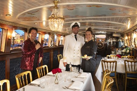 Michelinsterrendiner op een boot in Amsterdam