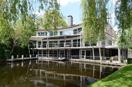 Illustratie voor: Het mooiste huis van Nederland is dit landgoed aan de Loosdrechtse Stille Plas van € 7.500.000