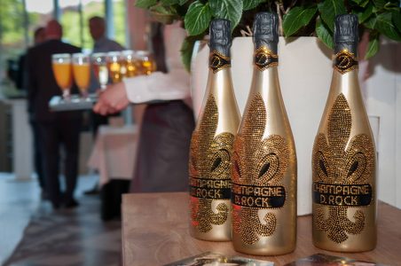 Illustratie voor: D.ROCK Champagne, meesterlijke smaak uit een handgemaakte fles, nu exclusief te koop