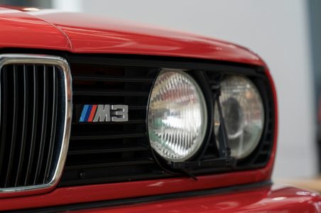 De charme en praktische kant van het rijden in een premium youngtimer