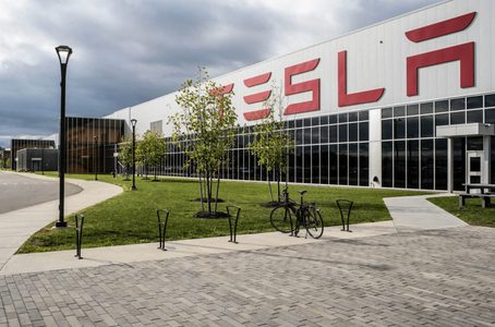 Illustratie voor: Tesla laat een video zien van beademingsapparatuur gemaakt met Tesla auto-onderdelen