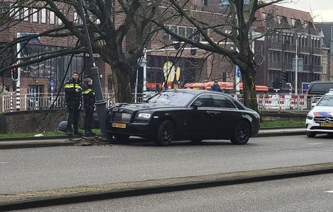 Rolls-Royce botst tegen paal in Haarlem