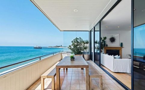 Illustratie voor: Neem een kijkje in Gal Gadot haar 5 miljoen dollar Malibu penthouse.
