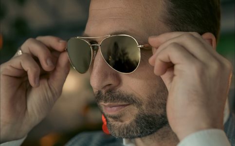 Illustratie voor: Duik in de sfeer van de zomer met een luxueuze Serengeti-zonnebril