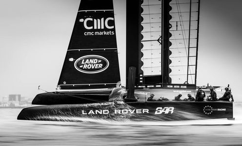 Illustratie voor: Land Rover duikt in ‘Formule 1 op het water’ en ontwikkelt snelste America’s Cup-Catamaran