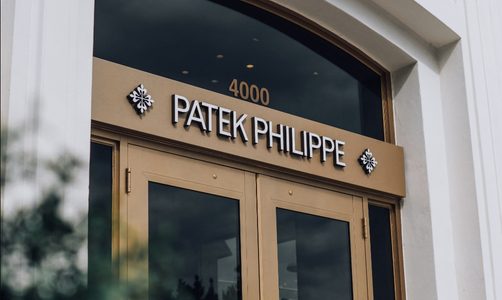 Het Patek Philippe-logo op de voorkant van een boetiek