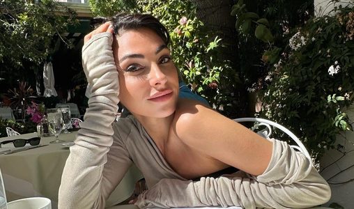 Influencer Anna Nooshin neemt nieuwe bolide met vanafprijs van € 150.000 in ontvangst: 'Sommige dromen vergaan niet, ze evolueren'