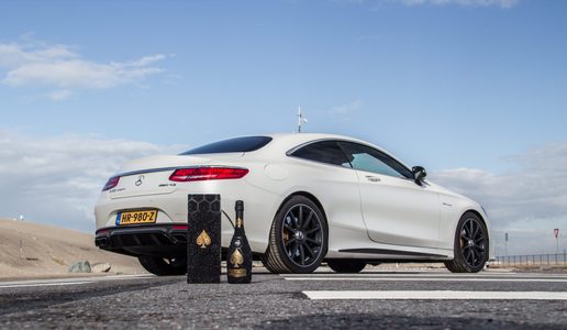 Illustratie voor: Pure Luxe rijdt met de Mercedes-AMG S 63 4MATIC Coupé (video)