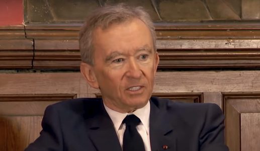 Bernard Arnault tijdens een interview over LVMH. Hij stelt zijn zoon als CEO van Loro Piana