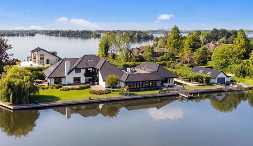 Eigenaar van The Bulldog, Henk de Vries, wil € 7.950.000 voor uiterst extravagante villa aan de Vinkeveense Plassen