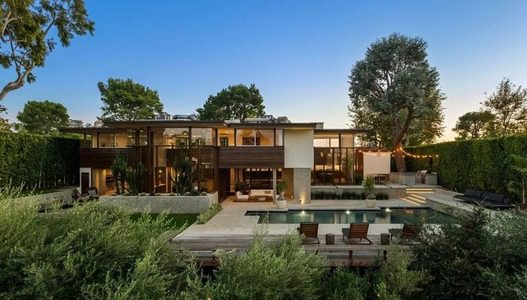 Charlie Puth verkoopt zijn modernistische woning in exclusieve wijk Trousdale Estates